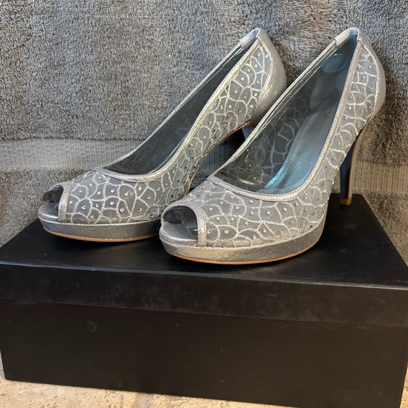 Adrianna Papell Foxy Silver Sterling Peep Toe Pumps - 9.5M NIB - Picture 1 of 5